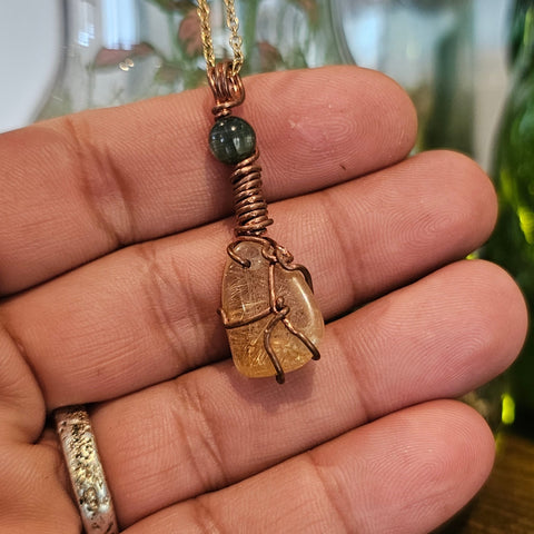 Pendentif quartz rutilé jaune & œil de faucon – création artisanale steampunk médiéval fait main | Atelier AnJo