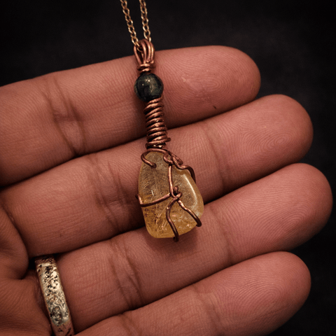 Pendentif quartz rutilé jaune & œil de faucon – création artisanale steampunk médiéval fait main | Atelier AnJo