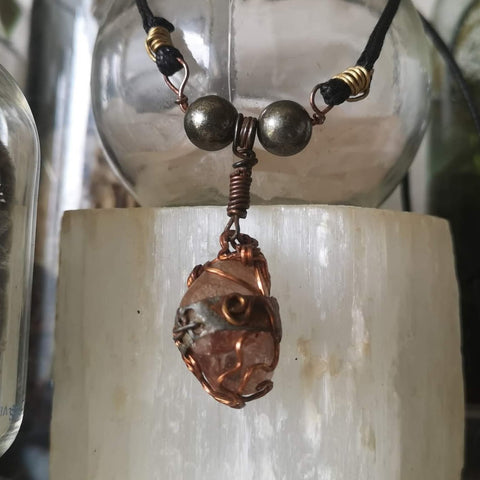 Pendentif quartz rutilé rose et pyrite steampunk médiéval fait main | Atelier AnJo