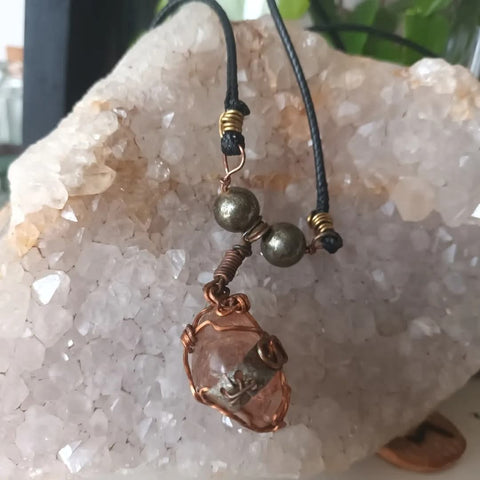 Pendentif quartz rutilé rose et pyrite steampunk médiéval fait main | Atelier AnJo