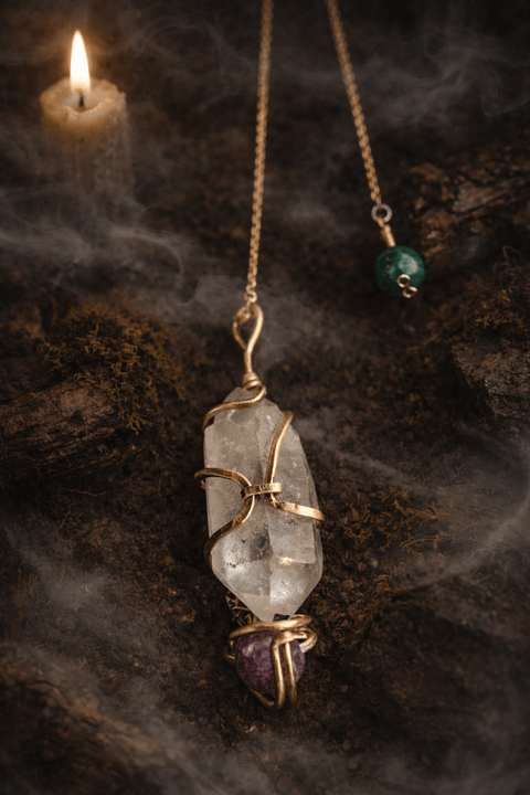 Pendule artisanal en laiton et cuivre – Cristal de roche, améthyste et aventurine steampunk médiéval fait main | Atelier AnJo