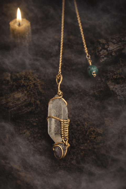 Pendule artisanal en laiton et cuivre – Cristal de roche, améthyste et aventurine steampunk médiéval fait main | Atelier AnJo