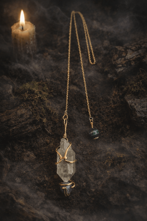 Pendule artisanal en laiton et cuivre – Cristal de roche, améthyste et aventurine steampunk médiéval fait main | Atelier AnJo