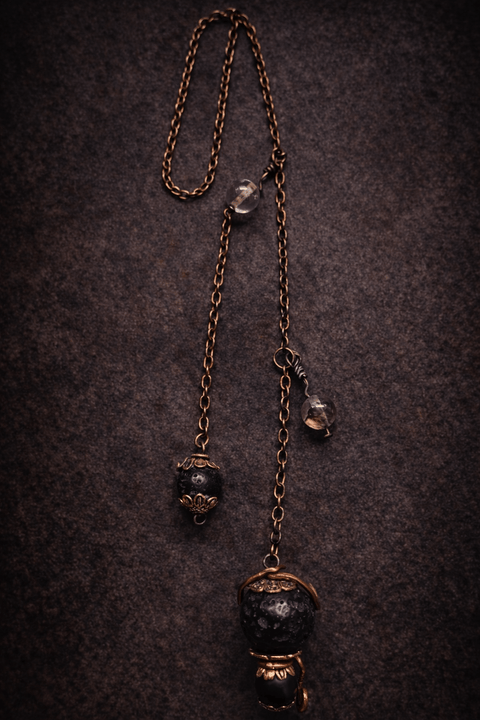 Pendule artisanal en pierre naturelle et cuivre – Point dur | Atelier AnJo steampunk médiéval fait main | Atelier AnJo