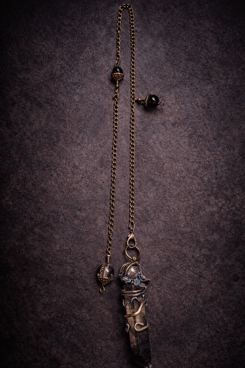 Pendule artisanal en quartz fumé et cuivre – Point dur | Atelier AnJo steampunk médiéval fait main | Atelier AnJo