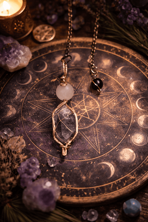 Pendule de divination en quartz tourmaliné, laiton et onyx – Pièce artisanale steampunk médiéval fait main | Atelier AnJo