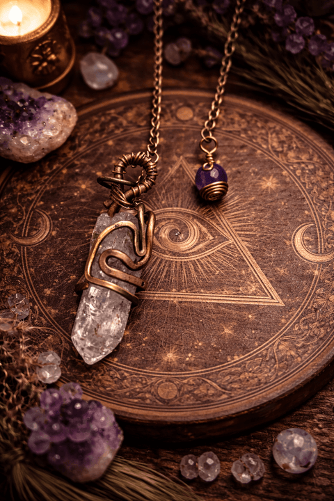 Pendule divinatoire en quartz et améthyste, laiton et cuivre – Pièce unique steampunk médiéval fait main | Atelier AnJo