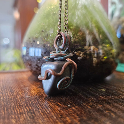 Pendule en hématite naturelle – Montage cuivre patiné fait main steampunk médiéval fait main | Atelier AnJo