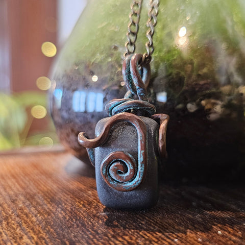 Pendule en hématite naturelle – Montage cuivre patiné fait main steampunk médiéval fait main | Atelier AnJo