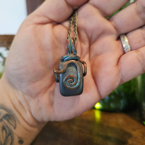 Pendule en hématite naturelle – Montage cuivre patiné fait main steampunk médiéval fait main | Atelier AnJo