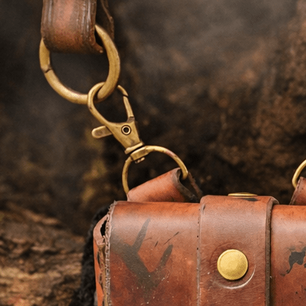 Petite sacoche en cuir vieilli – Style steampunk/post - apo steampunk médiéval fait main | Atelier AnJo