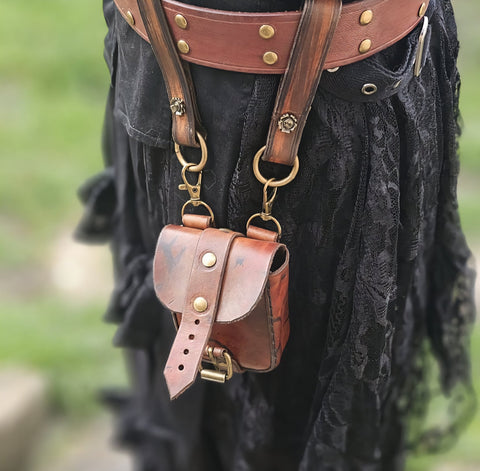 Petite sacoche en cuir vieilli – Style steampunk/post - apo steampunk médiéval fait main | Atelier AnJo