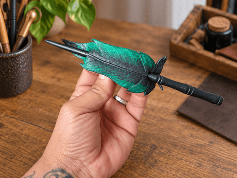 Pic à cheveux plume en cuir vert émeraude et noir steampunk médiéval fait main | Atelier AnJo