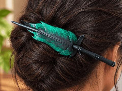 Pic à cheveux plume en cuir vert émeraude et noir steampunk médiéval fait main | Atelier AnJo