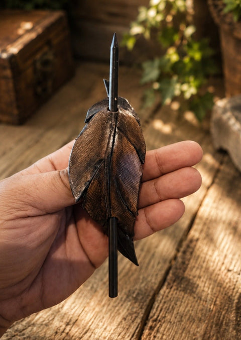 Pic à Cheveux Plume Noire en Cuir – Accessoire Médiéval & Fantasy steampunk médiéval fait main | Atelier AnJo