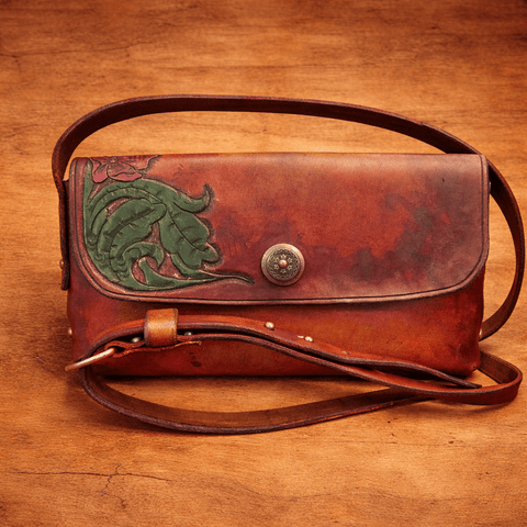 Pochette à main en cuir – motif floral – pièce unique artisanale steampunk médiéval fait main | Atelier AnJo