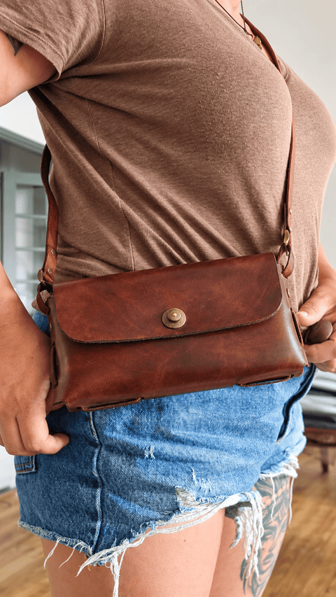 Pochette à main en cuir – tannage végétal – pièce artisanale steampunk médiéval fait main | Atelier AnJo