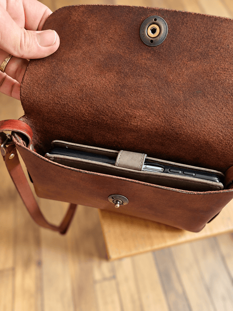 Pochette à main en cuir – tannage végétal – pièce artisanale steampunk médiéval fait main | Atelier AnJo
