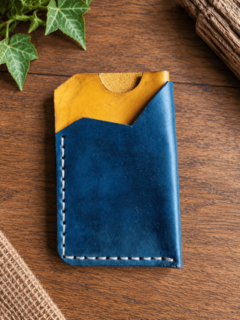 Porte-cartes en cuir bleu et jaune ocre steampunk médiéval fait main | Atelier AnJo