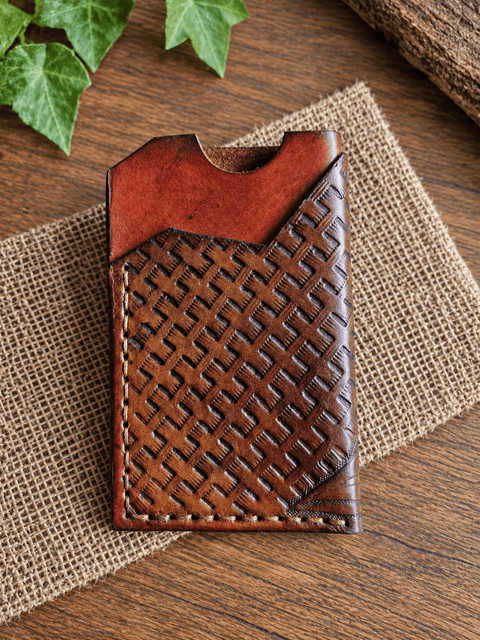 Porte-cartes en cuir brun repoussé – Décor floral steampunk médiéval fait main | Atelier AnJo
