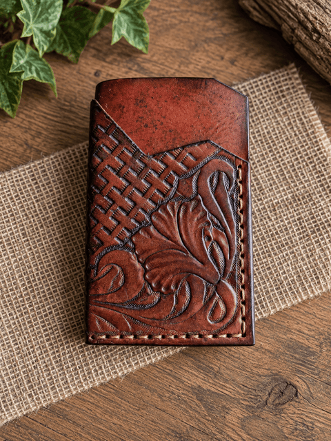 Porte-cartes en cuir brun repoussé – Décor floral steampunk médiéval fait main | Atelier AnJo