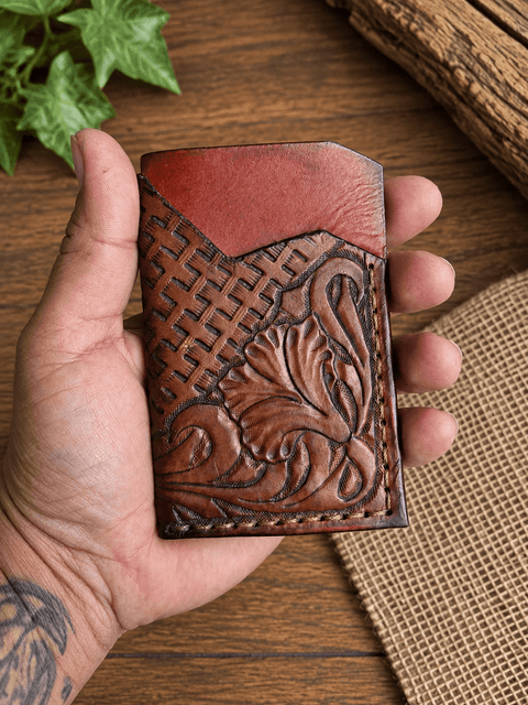 Porte-cartes en cuir brun repoussé – Décor floral steampunk médiéval fait main | Atelier AnJo