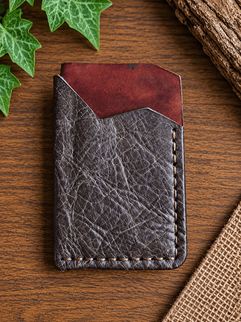 Porte-cartes en cuir brun texturé et bordeaux steampunk médiéval fait main | Atelier AnJo