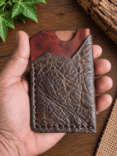 Porte-cartes en cuir brun texturé et bordeaux steampunk médiéval fait main | Atelier AnJo