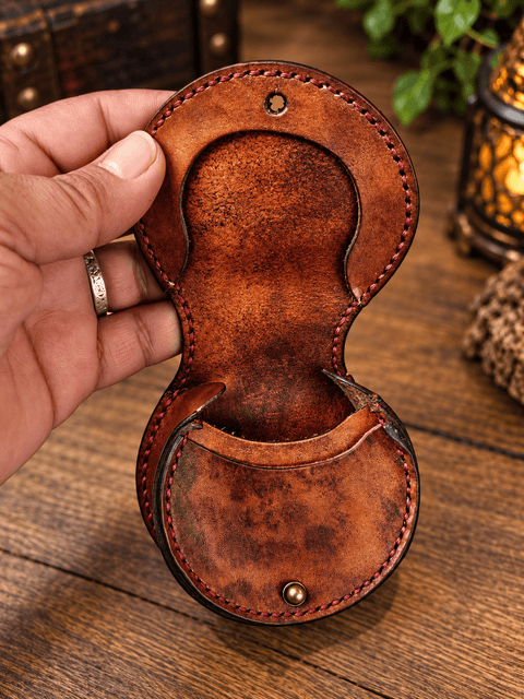 Porte-monnaie en cuir Vegvísir – Le Gardien des chemins steampunk médiéval fait main | Atelier AnJo
