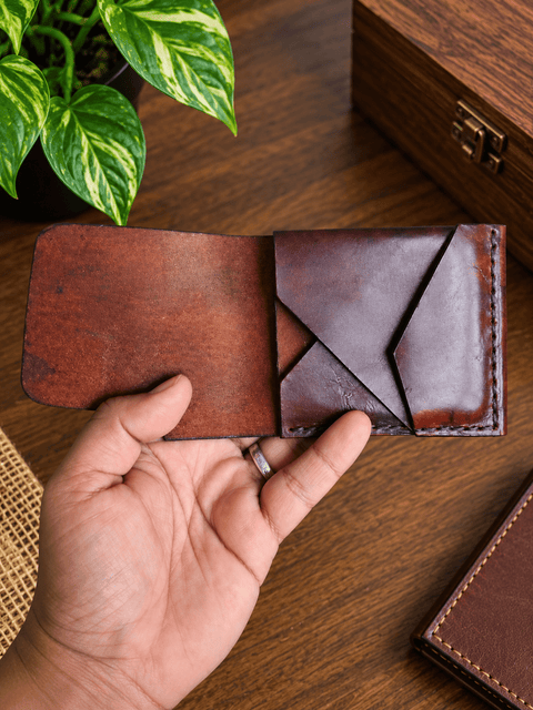 Portefeuille compact en cuir bordeaux patiné steampunk médiéval fait main | Atelier AnJo