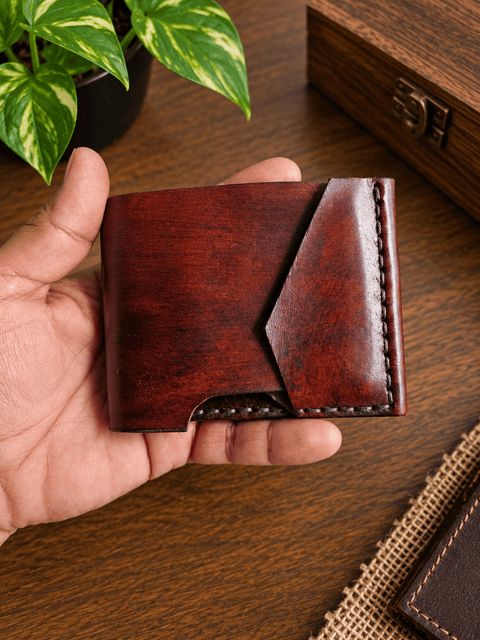 Portefeuille compact en cuir bordeaux patiné steampunk médiéval fait main | Atelier AnJo