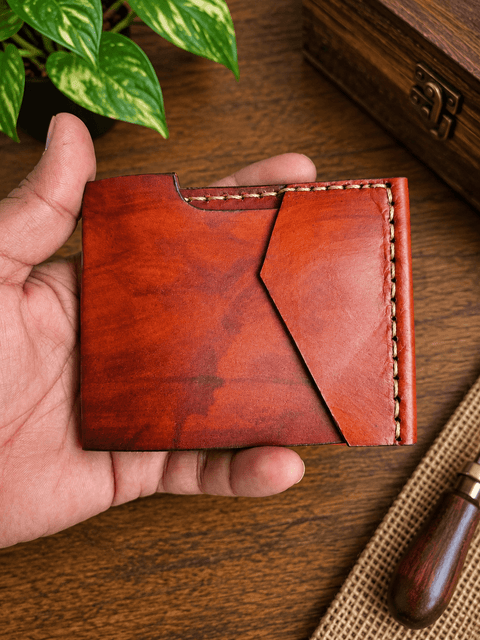 Portefeuille compact en cuir cognac patiné steampunk médiéval fait main | Atelier AnJo