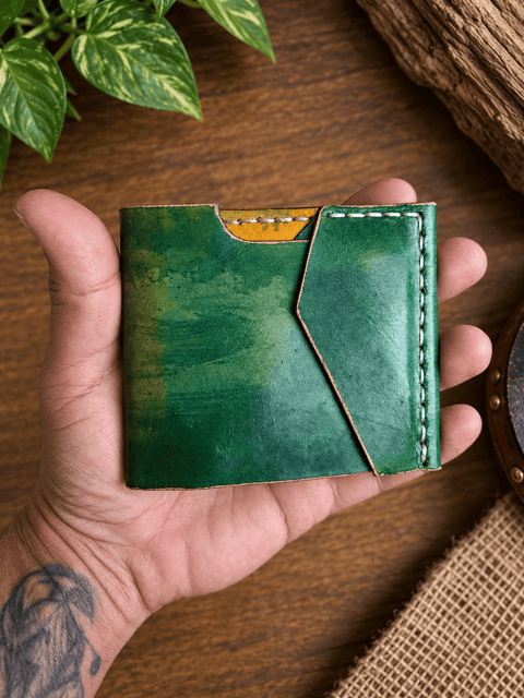 Portefeuille compact en cuir vert patiné steampunk médiéval fait main | Atelier AnJo
