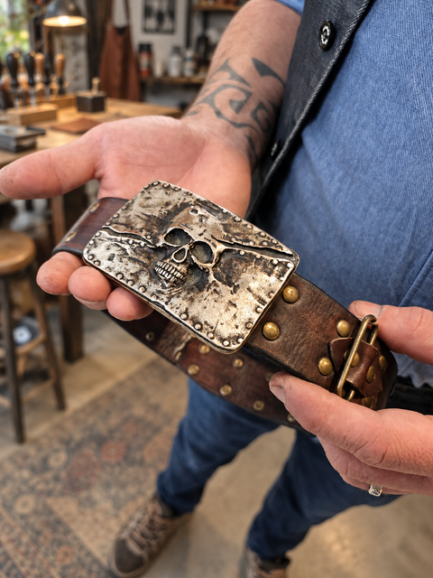 Ceinture en cuir marron à boucle tête de mort – 71 à 96 cm