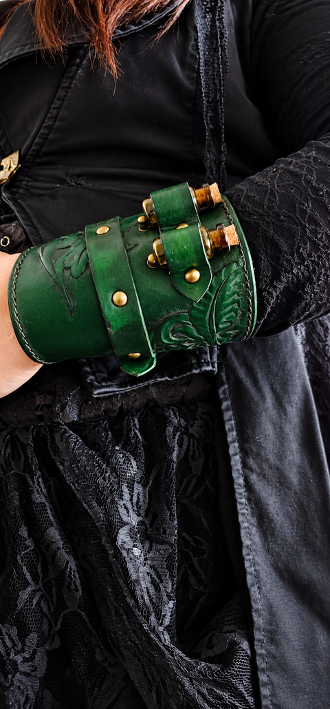 Manchette porte-fioles en cuir vert à motifs floraux