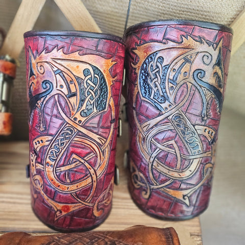 Brassard viking en cuir – Symbole Fenrir & runes – Artisanat médiéval