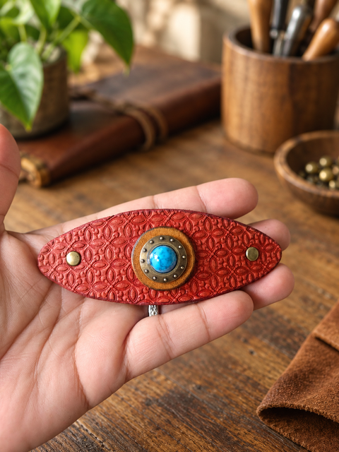 Barrette en cuir rouge à cabochon bleu turquoise