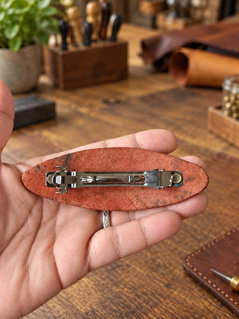 Barrette en cuir rouge à cabochon bleu turquoise