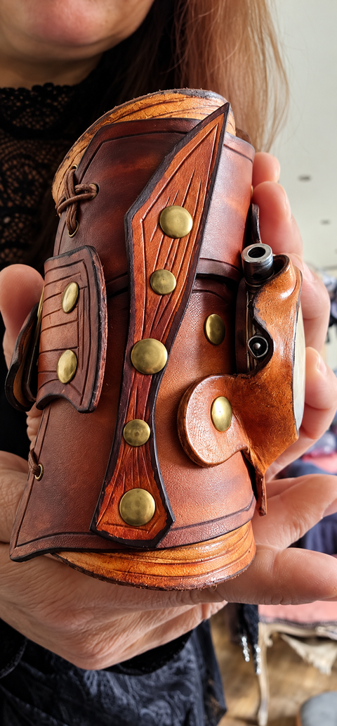 Manchette steampunk en cuir brun avec chronomètre décoratif
