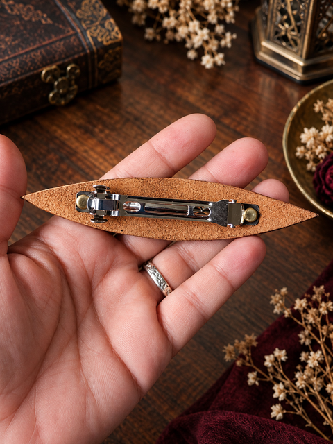 Barrette en cuir camel à motif tressé