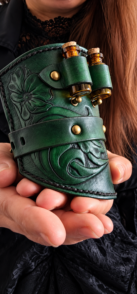 Manchette porte-fioles en cuir vert à motifs floraux