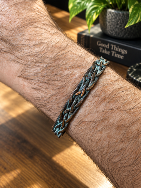 Bracelet en cuivre patiné à entrelacs – Racines anciennes