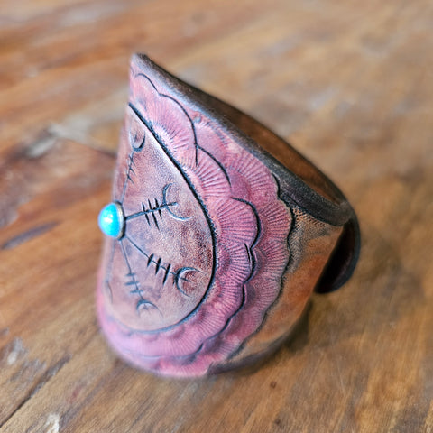 Bracelet en cuir repoussé – Symbole de protection nordique | Viking & ésotérisme