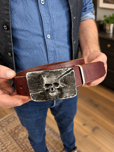 Ceinture en cuir bordeaux à boucle tête de mort – 93 à 107 cm