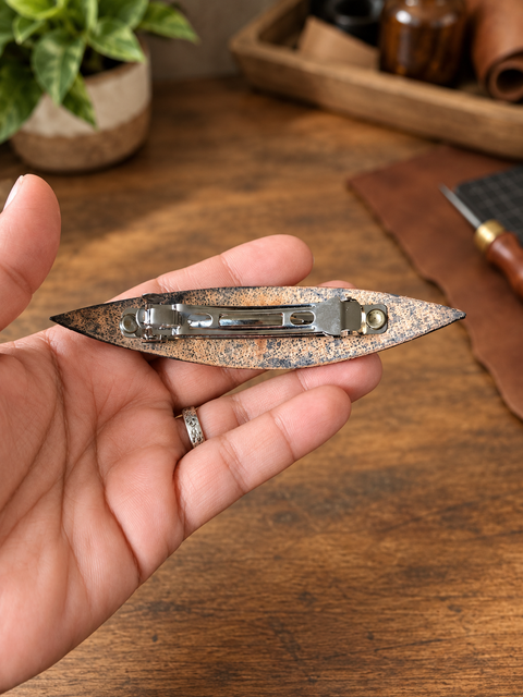 Barrette en cuir bleu à motifs de feuilles