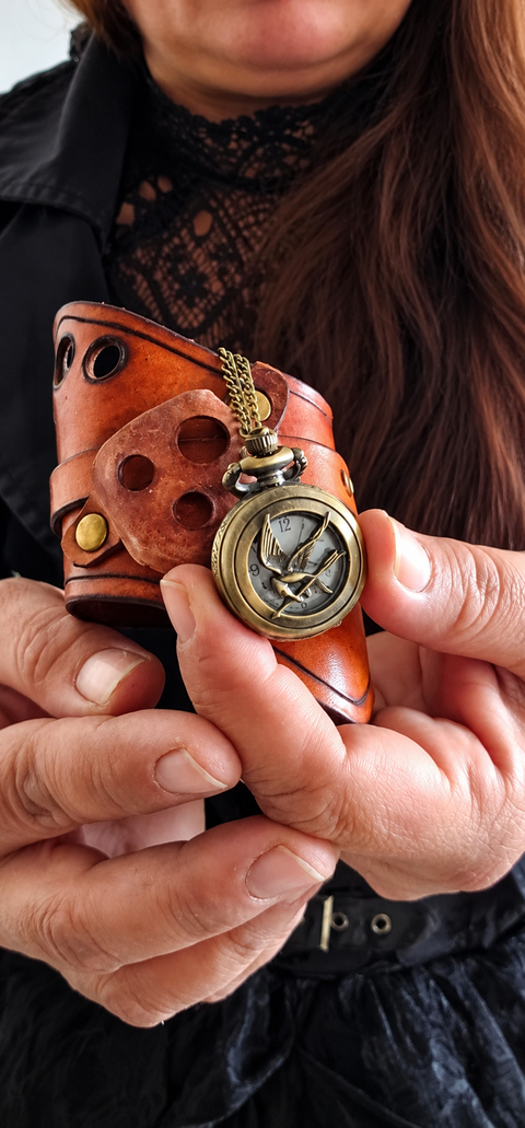 Bracelet-montre steampunk en cuir cognac ajouré