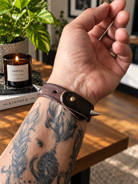 Bracelet en cuir brun à pointes – L’Insoumis