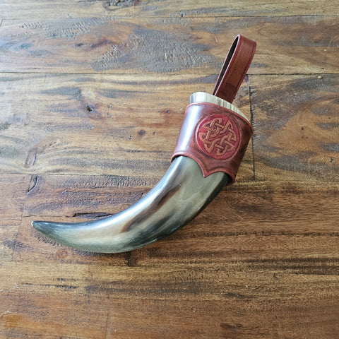 Corne à boire viking avec attache de ceinture cuir véritable.