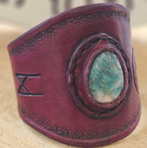 Bracelet en cuir rouge avec pierre d’amazonite – Style steampunk & médiéval