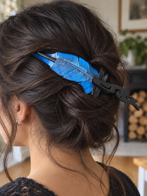 Barrette à cheveux plume en cuir bleu avec pic noir